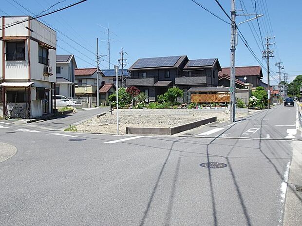 【現地写真】南東側約6.91ｍ・南側約4.73ｍの公道に面した開放感ある敷地。現地では陽当りや前面道路の広さ、周辺の街並みも確認できます。完成後の住まいを想像しながら、ぜひ現地でご覧ください♪