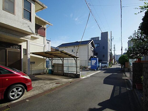 【前面道路含む現地写真】前面道路は交通量の少ない道路です。ゆとりがあり、駐車時もゆっくりと落ち着いて行える立地環境になっています♪　　