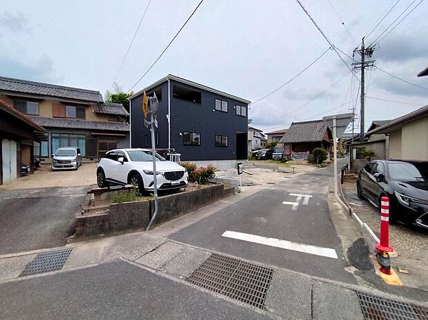 【前面道路含む現地写真】前面道路は交通量の少ない道路です。ゆとりがあり、駐車時もゆっくりと落ち着いて行える立地環境になっています♪　　