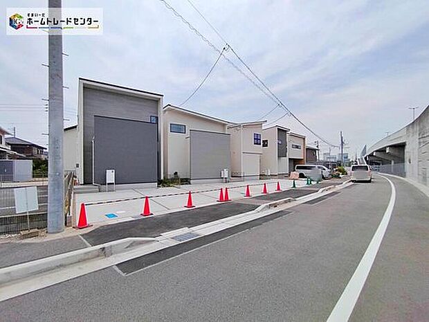 【前面道路含む現地写真】前面道路は歩道が整備されており小さなお子様の通園通学にも安心です◎道路幅もゆとりがありますので、駐車時もゆっくりと落ち着いて行える立地環境になっています♪　　