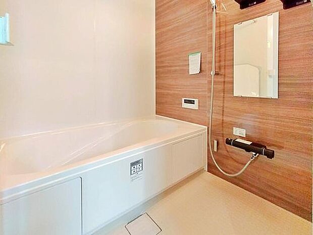 【浴室】☆バスルーム☆6号棟＞落ち着いた雰囲気のゆったり寛げるバスルーム。毎日のバスタイムが楽しみになりそうです。