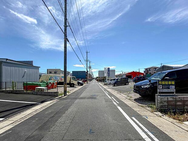【前面道路含む現地写真】前面道路は交通量の少ない道路です。ゆとりがあり、駐車時もゆっくりと落ち着いて行える立地環境になっています♪　　