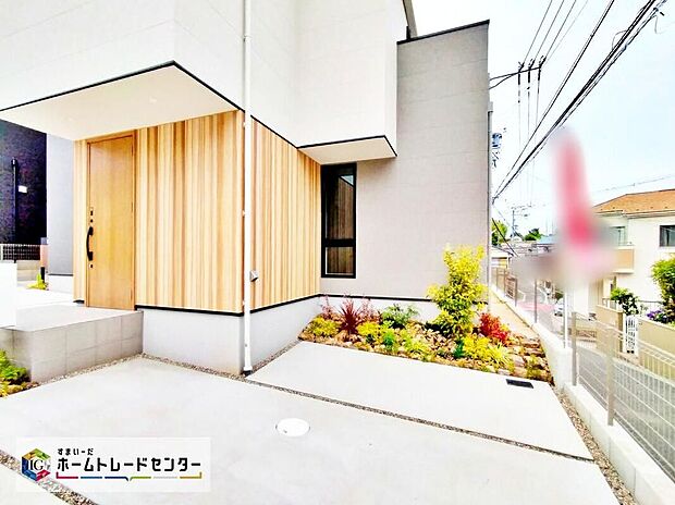 【駐車場】嬉しいコンクリート仕上げのカースペース。雨の日も足元を気にせず外出できます。カースペース２台分ございますので、家族分の自転車を駐輪したり、来客用の駐車スペースとしてもお使いいただけます。
