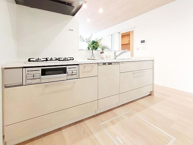 【キッチン】☆3号棟☆収納たっぷりなので調理器具や調味料も出し入れしやすいですね。お子様と一緒にお料理もできます。※こちらの家具は販売しておりません