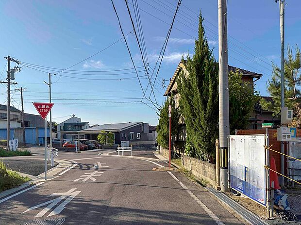 【前面道路含む現地写真】前面道路は交通量の少ない道路です。ゆとりがあり、駐車時もゆっくりと落ち着いて行える立地環境になっています♪　　
