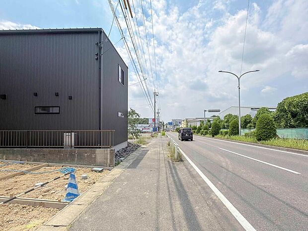 【前面道路含む現地写真】前面道路は交通量の少ない道路です。ゆとりがあり、駐車時もゆっくりと落ち着いて行える立地環境になっています♪
