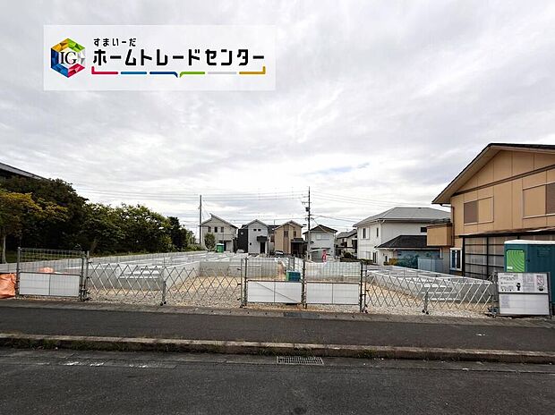 【前面道路含む現地写真】前面道路は交通量の少ない道路です。ゆとりがあり、駐車時もゆっくりと落ち着いて行える立地環境になっています♪　　