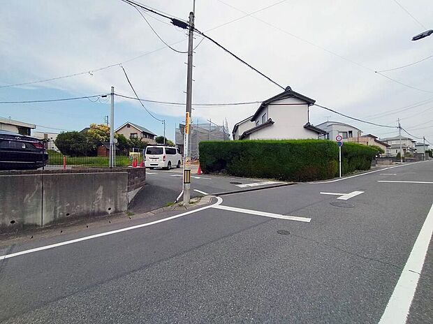 【前面道路含む現地写真】名鉄河和線「知多武豊」まで歩15分!周辺にはスーパーやコンビニ、ドラッグストアなどの商業施設が多数あり生活に便利な住環境です。