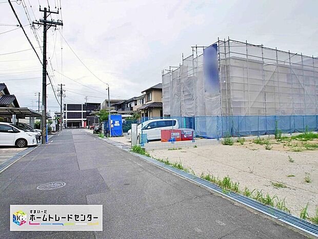 【前面道路含む現地写真】前面道路は、道路幅も広く、駐車もゆとりをもって行える環境になっています。お車の出し入れが苦手なママや小さなお子様にも安心ですね。舗装もされていて、ベビーカーや自転車で通っても快適に通行できます。