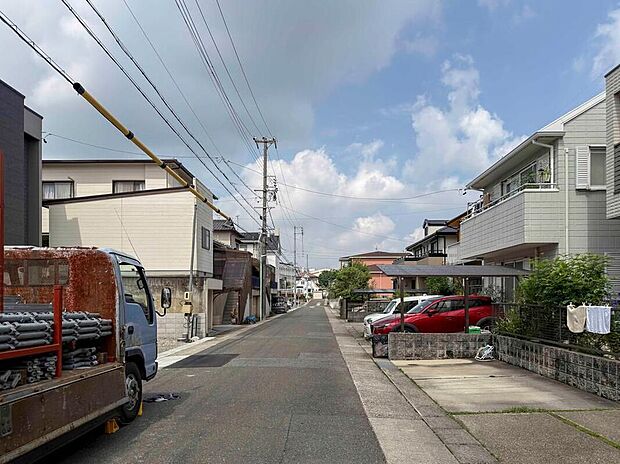 【前面道路含む現地写真】前面道路は交通量の少ない道路です。ゆとりがあり、駐車時もゆっくりと落ち着いて行える立地環境になっています♪