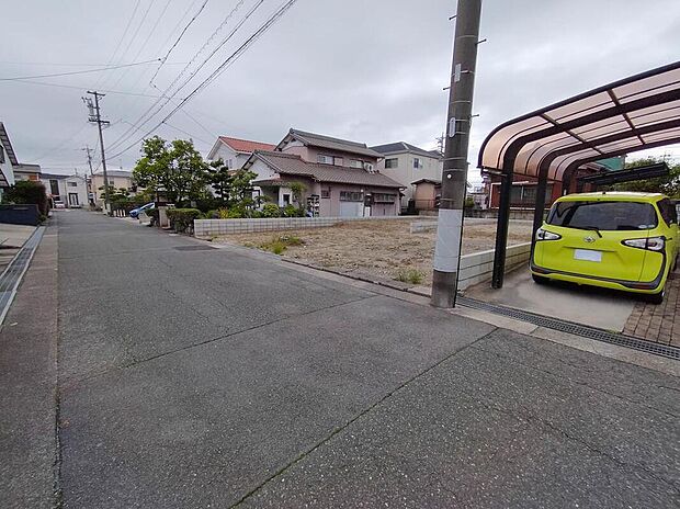 【前面道路含む現地写真】前面道路は交通量の少ない道路です。ゆとりがあり、駐車時もゆっくりと落ち着いて行える立地環境になっています♪　　