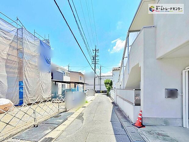 【前面道路含む現地写真】前面道路は交通量の少ない道路です。ゆとりがあり、駐車時もゆっくりと落ち着いて行える立地環境になっています♪　　