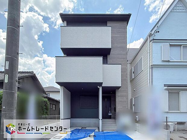 【現地外観写真】シンプルであたたかみのある邸宅が堂々完成!ぜひ現地にて、実際の建物・街並み・陽当たり等ご確認下さい♪四季の移り変わりを感じられる贅沢な空間。緑の潤いを感じられる環境でホッと生活できそうです。