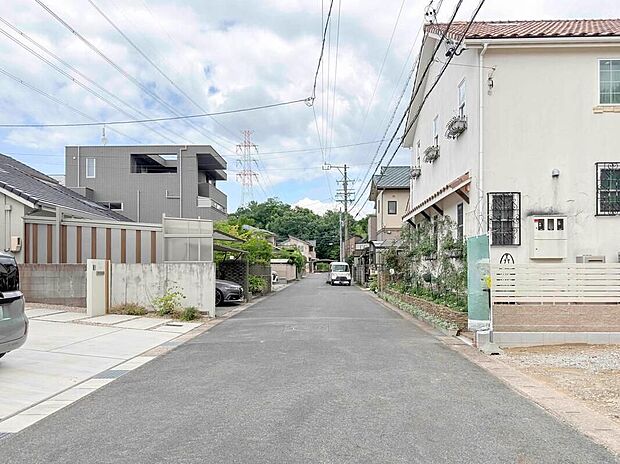 【前面道路含む現地写真】前面道路は交通量の少ない道路です。ゆとりがあり、駐車時もゆっくりと落ち着いて行える立地環境になっています♪