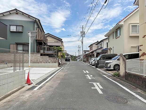 【前面道路含む現地写真】前面道路は交通量の少ない道路です。ゆとりがあり、駐車時もゆっくりと落ち着いて行える立地環境になっています♪