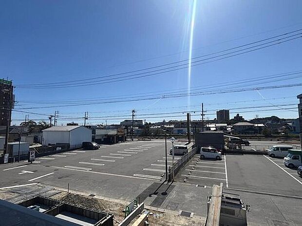 【住戸からの眺望写真】洋室からの眺望☆
目の前には高い建物のないので、青い空が大きく感じますね♪ぜひ現地にて実際の眺望をご確認下さい♪