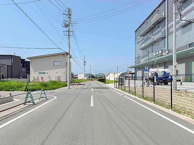 【前面道路含む現地写真】前面道路は閑静な住宅地をはしる車通りの少ない道路。お車の出し入れが苦手なママや小さなお子様にも安心ですね。しっかり舗装もされているので、ベビーカーや自転車で通っても快適に通行できます。