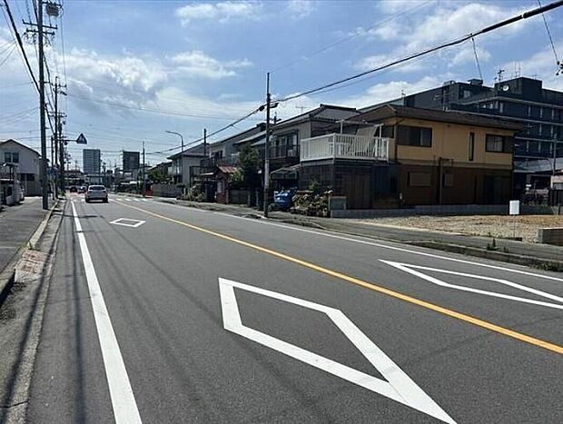 【前面道路含む現地写真】前面道路は、道路幅も広く、駐車もゆとりをもって行える環境になっています。お車の出し入れが苦手なママや小さなお子様にも安心ですね。舗装もされていて、ベビーカーや自転車で通っても快適に通行できます。