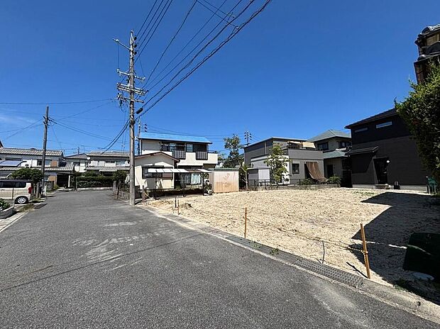 【前面道路含む現地写真】前面道路は交通量の少ない道路です。ゆとりがあり、駐車時もゆっくりと落ち着いて行える立地環境になっています♪　　