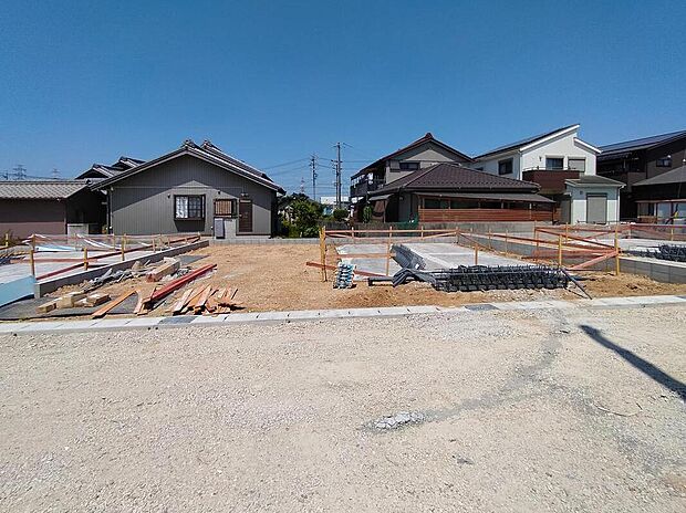 【現地写真】完成に向けて現在建築工事中です☆土日・平日を問わず毎日モデルハウスにて物件説明会を開催中☆お気軽にお問い合わせ下さい☆