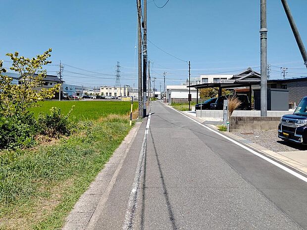 【前面道路含む現地写真】前面道路は閑静な住宅地をはしる車通りの少ない道路。お車の出し入れが苦手なママや小さなお子様にも安心ですね。しっかり舗装もされているので、ベビーカーや自転車で通っても快適に通行できます。