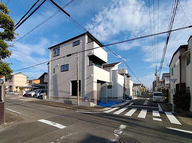 【前面道路含む現地写真】前面道路は交通量の少ない道路です。ゆとりがあり、駐車時もゆっくりと落ち着いて行える立地環境になっています♪