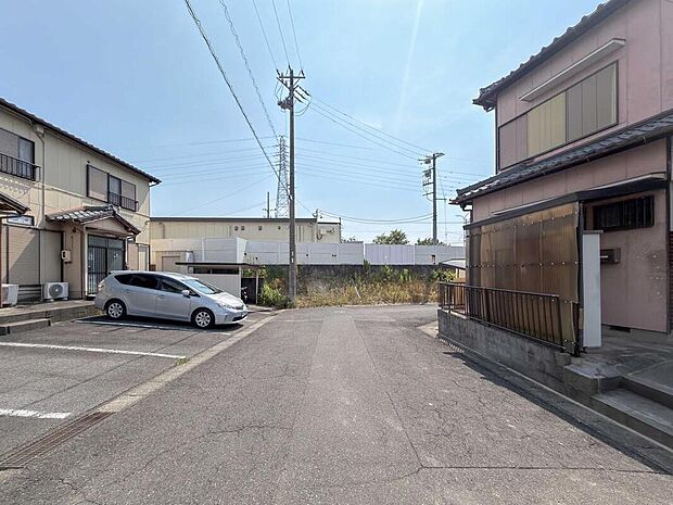 【前面道路含む現地写真】スーパーやコンビニ、ドラッグストアが徒歩圏内！幼稚園や学校も近く、子育て家庭に便利な住環境です。