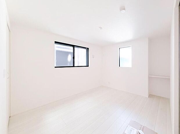 【リビング以外の居室】２面採光を施した為、晴れの日の日中はいつも明るい室内です。窓を開放すれば気持ちの良い風が入り込んできますよ♪