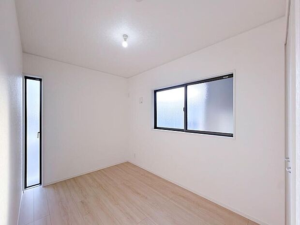 【リビング以外の居室】2面採光を施した為、晴れの日の日中はいつも明るい室内です。窓を開放すれば気持ちの良い風が入り込んできますよ♪