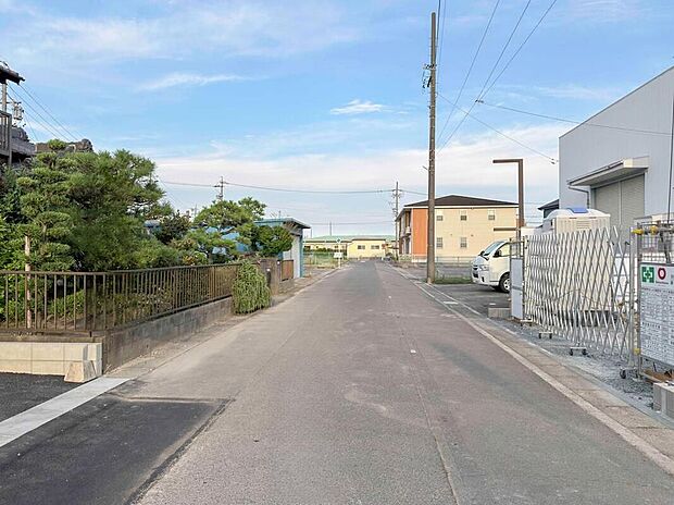 【前面道路含む現地写真】前面道路は交通量の少ない道路です。ゆとりがあり、駐車時もゆっくりと落ち着いて行える立地環境になっています♪