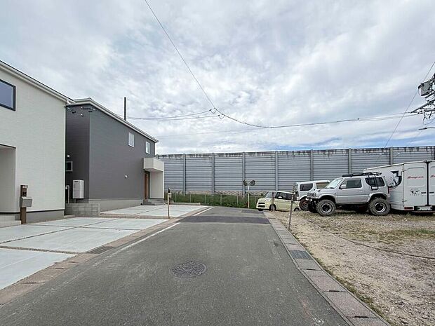 【前面道路含む現地写真】前面道路は交通量の少ない道路です。ゆとりがあり、駐車時もゆっくりと落ち着いて行える立地環境になっています♪　　