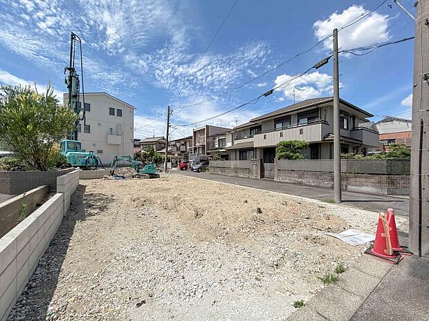 【現地外観写真】完成に向けて現在建築工事中です☆土日・平日を問わず毎日モデルハウスにて物件説明会を開催中☆お気軽にお問い合わせ下さい☆