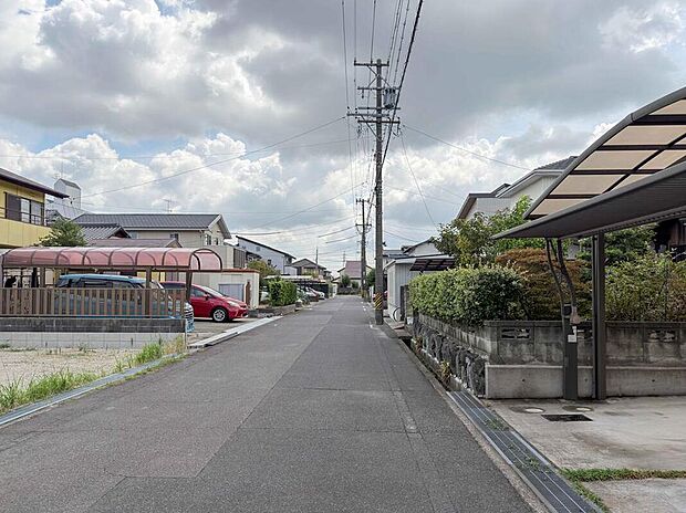 【前面道路含む現地写真】前面道路は交通量の少ない道路です。ゆとりがあり、駐車時もゆっくりと落ち着いて行える立地環境になっています♪　