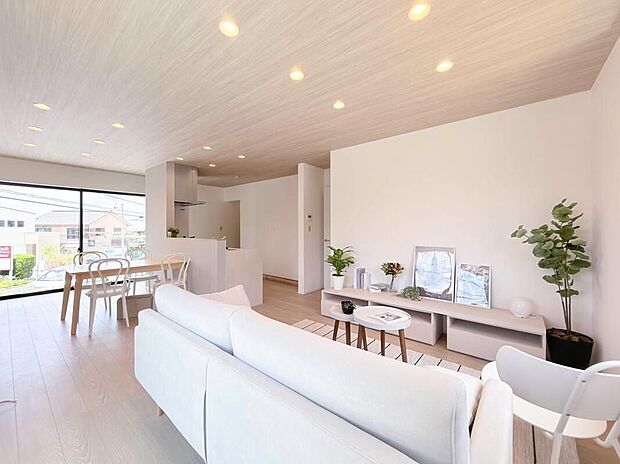 【リビング】☆6号棟☆
広々としたLDKに、自分好みのインテリアでレイアウト。季節ごとに模様替えなども、楽しみの一つとなりそうです♪
※家具は販売しておりません