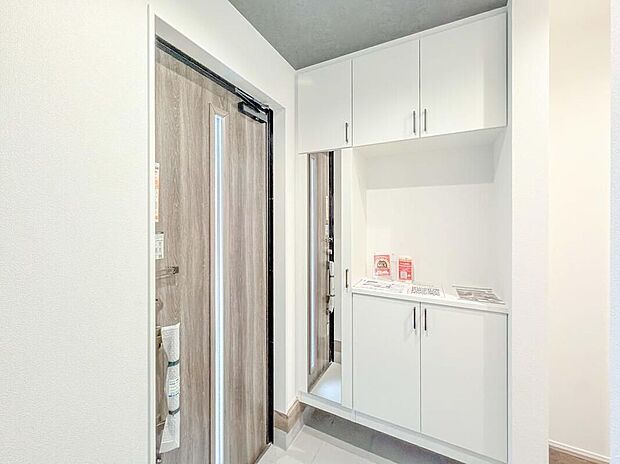 【玄関】住まう人も来客も入った時にワクワクさせてくれるオシャレな玄関♪収納もたっぷりあるので、靴がたくさんあっても安心！気持ちの良い朝は、毎日ここからスタートしていきます♪