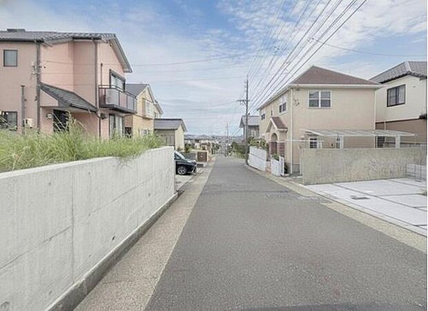 【前面道路含む現地写真】前面道路はゆとりがあり、駐車時もゆっくりと落ち着いて行える立地環境になっています♪　

