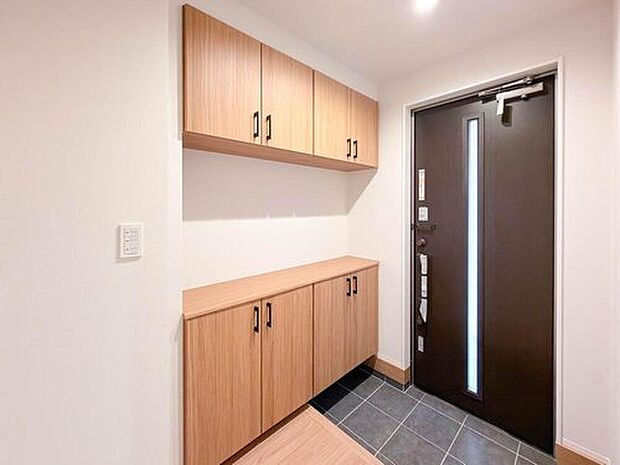 【玄関】住まう人も来客も入った時にワクワクさせてくれるオシャレな玄関♪
収納もたっぷりあるので、靴がたくさんあっても安心！
気持ちの良い朝は、毎日ここからスタートしていきます♪