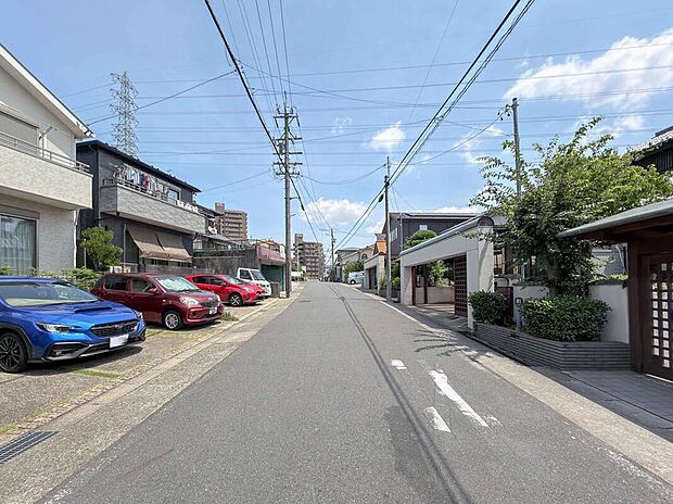 【前面道路含む現地写真】前面道路はゆとりのある幅員で、お車の出し入れもスムーズ。現地で住み心地の良さをご体感ください♪