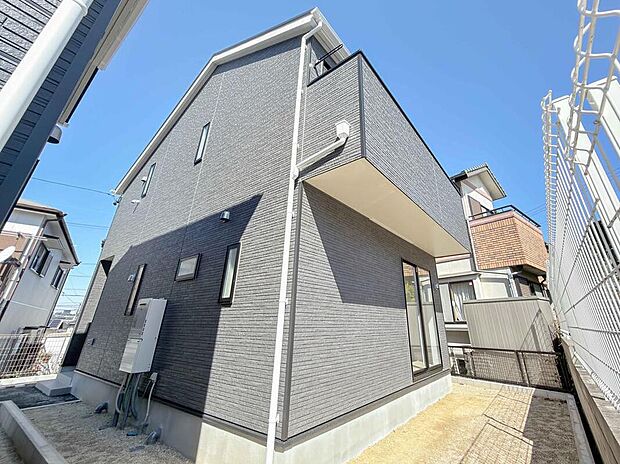 【庭】お庭がございます♪
小さなお子様の遊び場や、ガーデニング・家庭菜園、BBQなどお好みにお楽しみいただけます♪
