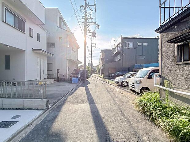 【前面道路含む現地写真】周辺は静かで落ち着いた住環境です♪確かな住宅性能と暮らしを彩る充実の設備。快適な新生活がスタートできます。ぜひあなたの目で、現地をお確かめください♪
