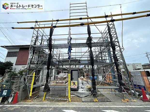 【現地外観写真】完成に向けて現在建築工事中です☆土日・平日を問わず毎日モデルハウスにて物件説明会を開催中☆お気軽にお問い合わせ下さい☆