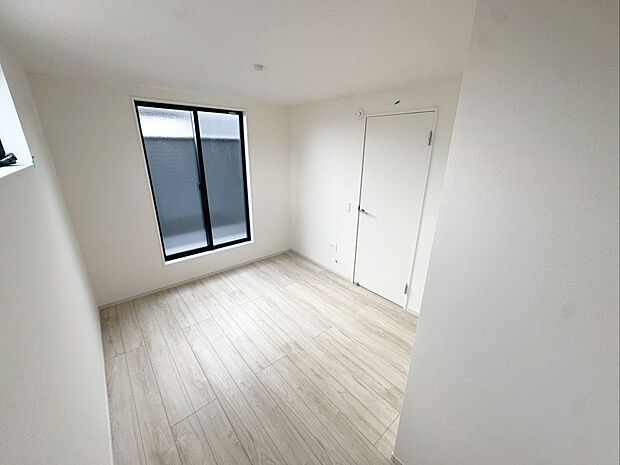 【洋室】【3階】5.4帖の洋室です！2面採光の明るいお部屋です！