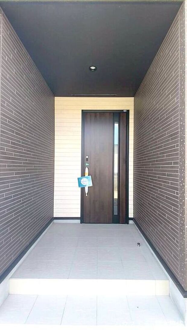 木目調の玄関で優しくお出迎え出来ます