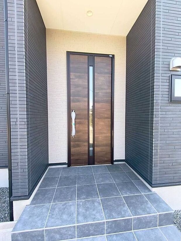 黒と白を基調としたツートンの玄関です