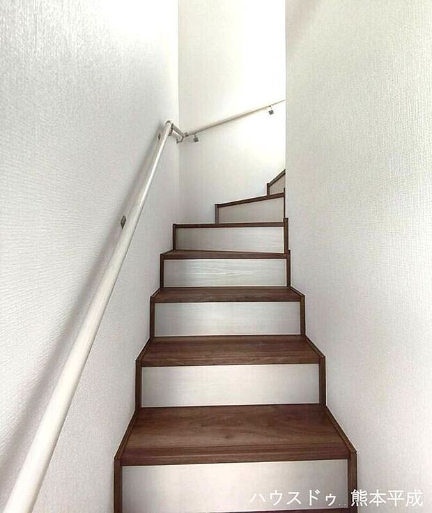 【階段】空間を有効活用したオシャレな曲線階段です