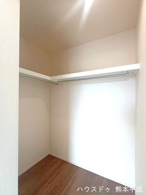 【ウォークインクローゼット】季節ものの衣類もまとめて収納できるため衣替えの手間が省けます