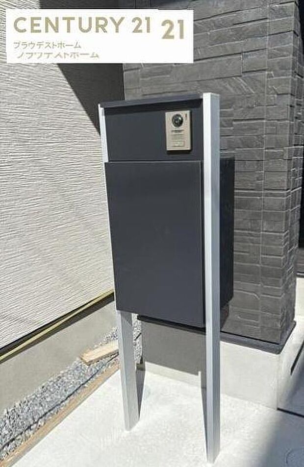 【宅配BOX一体型ポスト】一体感のあるデザイン◎
インターホンが門柱に組み込まれているため、玄関周りがすっきりと見えます。
