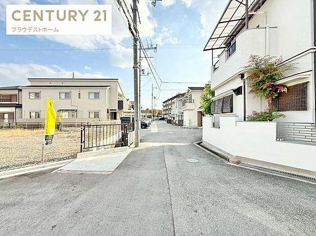 【前面道路含む現地写真】閑静な住宅街で落ち着いた環境。