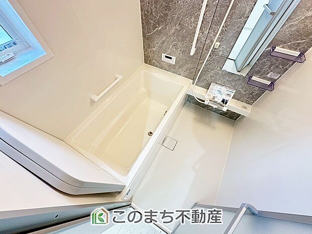 お子様と一緒にバスタイムを楽しめる広々空間。浴室乾燥機付で心地よいバスタイムを実現します♪ 