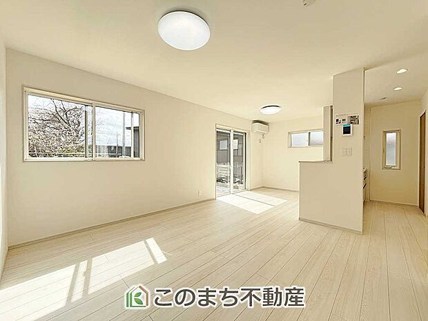 開放感のある広々としたリビング☆家族みんなでゆったりくつろげます♪ 南側から暖かな日差しが差し込みます♪キッチンからリビングの様子がよく見渡せます☆